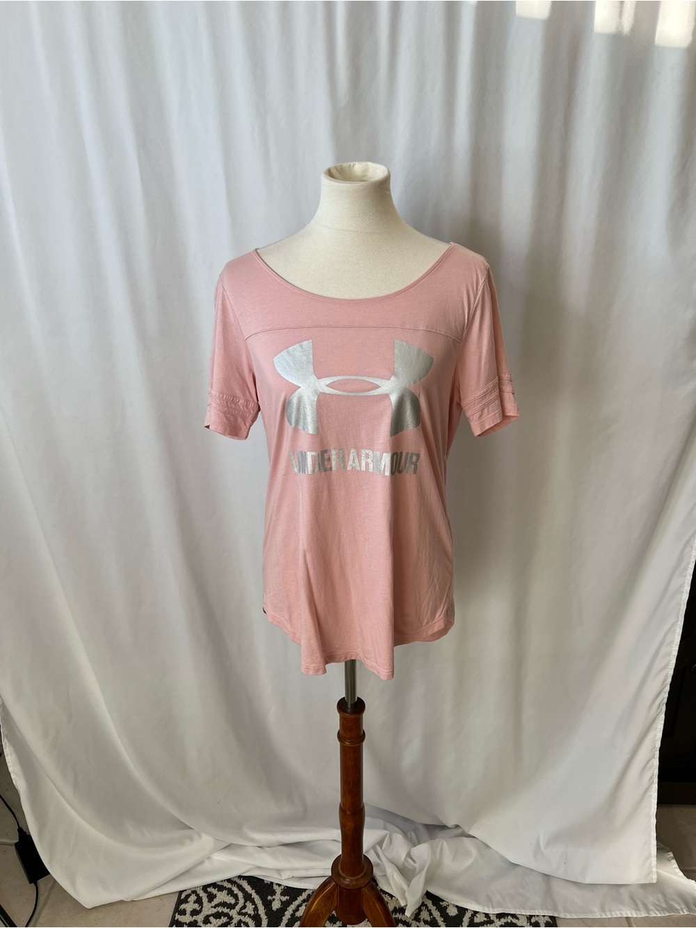 💗 Under Armour Pink Logo Tee – HeatGear Loose Fit (Size M) 💗